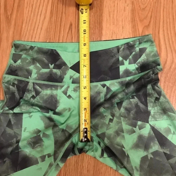 Z By Zella Green Black Geo Abstract Pattern Cropped Capri Leggings Women’s Small - Picture 10 of 11